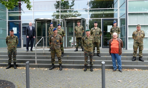 Brigadegeneral Jobst Schönfeld (1. Reihe, 2.v.r.), wurde von Kreisrat Rolf Amelsberg (hinten links), und Hans-Ulrich Draheim, Abteilungsleiter Gesundheitsaufsicht, und den derzeit im Gifhorn eingesetzten Soldatinnen und Soldaten begrüßt.