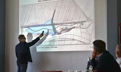 Dirk Sielaff erläutert, wie das Becken vor Hochwasser schützen soll.