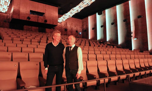 Astor-Inhaber Nico Flebbe und Theaterleiter Frank Oppermann im großen Saal des Astor-Filmtheaters in Braunschweig. (Archiv)