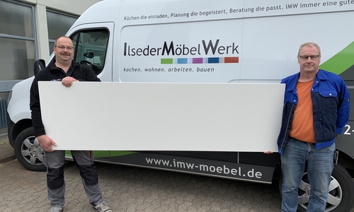 Tischlermeister Dietmar Stöber (links) und Werkstatt-Leiter Dirk Schmidt mit den speziellen Spanplatten. 