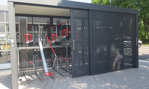 Im verschließbaren Doppelstockparker kann ein Fahrrad-Stellplatz angemietet werden.