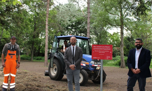 Vorarbeiter Bernd Segger und Mitarbeiter Christian Hubert zusammen mit Bürgermeister Malte Schneider und Betriebsleiter Aygün Erarslan vor der künftigen Wildblumenwiese im Stadtpark (v. li.).