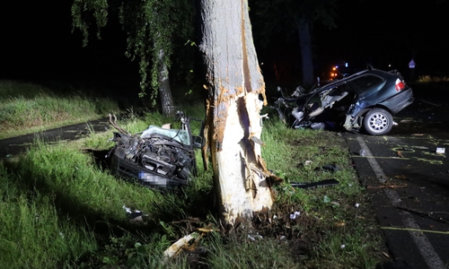 Der BMW wurde in der Mitte durchgerissen.
