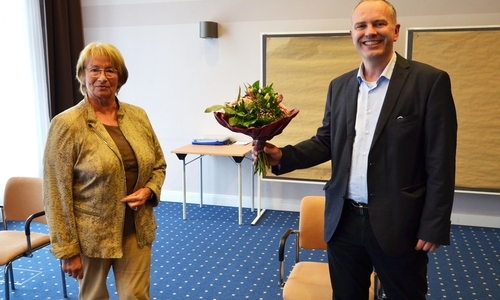 Glückwunsch mit Abstand: Kreistagsabgeordnete Elke Großer und Dezernent für Schule, Jugend und Soziales Bernd Retzki.