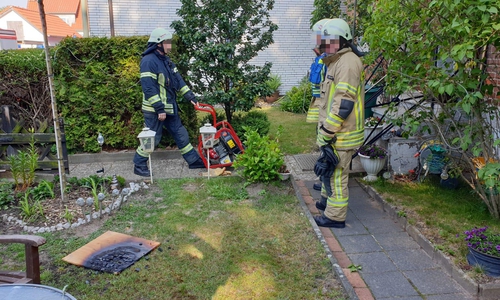 Das Brett ist auf einem Herd in Brand geraten.
