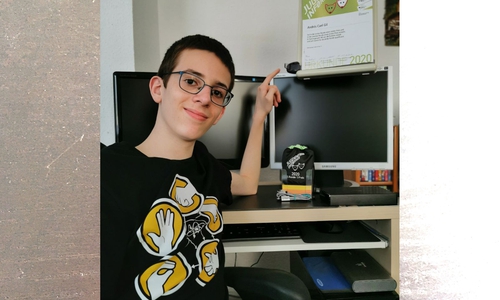 Stolz zeigt der 15-jährige Andrés Cuel Gil auf die Urkunde über seinem Bildschirm, die sein hervorragendes Abschneiden beim diesjährigen Jugendwettbewerb Informatik dokumentiert.