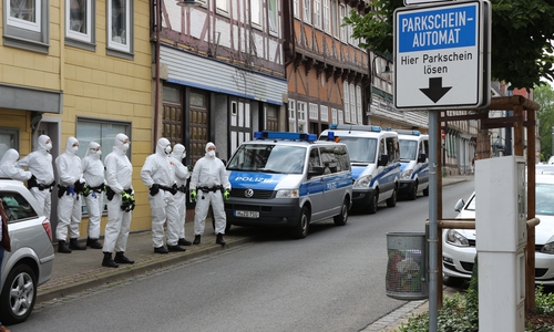 Zahlreiche Polizisten in Schutzanzügen unterstützten das Gesundheitsamt am Freitagnachmittag in der Wolfenbütteler Innenstadt.