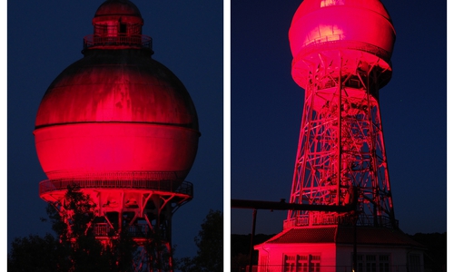 Der Wasserturm Ilseder Hütte leuchtet ebenfalls in Rot.