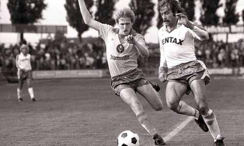 Der Bremer Konschal im Duell mit Manfred Tripbacher beim 1:2-Sieg der Löwen im Weserstadion am 15.09.1979.