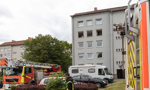 Im vierten Obergeschoss dieses Mehrfamilienhauses war es zu dem Brand gekommen.