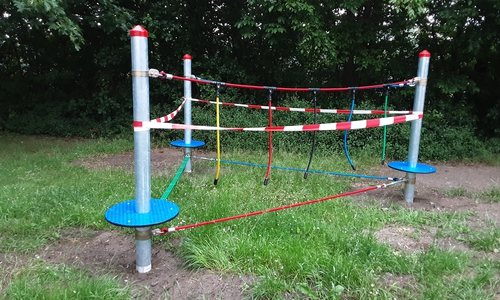 Die neue Slackline, frisch betoniert und montiert.