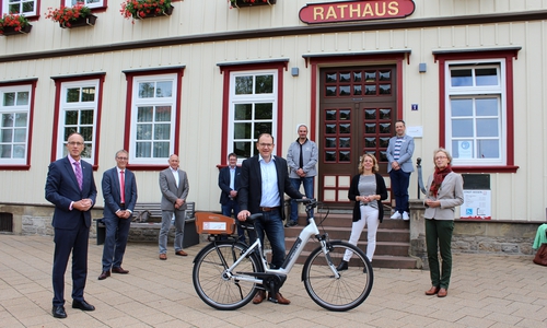 Oliver Fuchs (Mitglied des Regionalbeirats der Braunschweigischen Sparkassenstiftung), Karsten Ludwig, Filialleiter der Braunschweigischen Landessparkasse in Seesen, Uwe Zimmermann, Fachbereichsleiter Ordnung, Wolfgang Jakobi, Fachbereichsleiter Zentrale Dienste, Bürgermeister Erik Homann, Thomas Kohlstedt (Inhaber Zweirad-Shop Kohlstedt), Andrea Keßler, Geschäftsführerin der Regionalen EnergieAgentur e.V. und Cornelia Grote-Bichoel, Energie Ressourcen Agentur Goslar e.V. (v. li.).