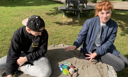 Blia und Sophie aus der Klasse 6a laden alle Mitglieder der Schulgemeinschaft zur Teilnahme an der Aktion ein.