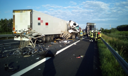 Die Trümmerteile der zwei kollidierten LKW verteilten sich über die Fahrbahn.