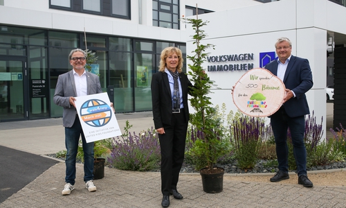 Claudia Kayser, Botschafterin von United Kids Foundations und Leiterin der Direktion Wolfsburg der Volksbank BraWo, nahm die Spende von 500 Bäumen durch die Volkswagen Immobilien von Ulrich Sörgel (l.), Leiter Wohnimmobilien / Leiter Marketing und Kommunikation und Meno Requardt (r.), Sprecher der Geschäftsführung von Volkswagen Immobilien, entgegen.