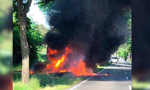 Der Ersthelfer hielt mit seinem Handy fest, was er am Unfallort sah. Ein Auto war nicht zu erkennen, solange die Flammen loderten. 