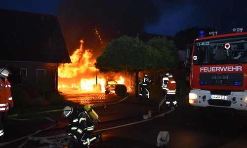 Das Carport stand in Flammen. 