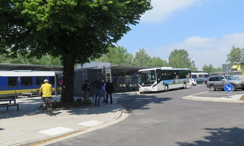 Pendler und Touristen können nun zu Fuß, mit dem Rad, Bus und Bahn oder dem Auto den Bahnhof erreichen und mehrere Verkehrsmittel für ihren Weg bequem kombinieren.