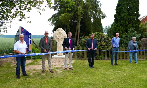 Gemeinsam und mit Abstand weihten Heinz Gabriel, ehrenamtlicher Archäologe, Jörg Bialas, stv. Bürgermeister Stadt Wittingen, Landrat Dr. Andreas Ebel, Wilfried Korth, Ortsvorsteher Rade, Kreisarchäologe Dr. Ingo Eichfeld und Barbara Bergau vom Museums- und Heimatverein die Nachbildung des Radener Scheibenkreuzes ein.