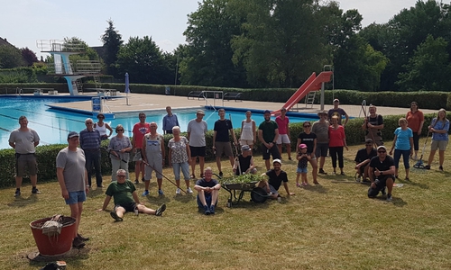 40 Helferinnen und Helfer machten das Freibad fit für die Saison. 