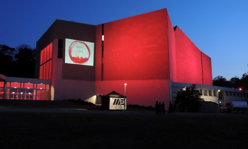 Das Theater Wolfsburg erstrahlt in Rot.