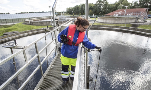 Mit engagiertem Einsatz sichern Fachkräfte in der Daseinsvorsorge die Lebensqualität in der Region. Sie sorgen für die sichere Abwasserreinigung – und das rund um die Uhr.