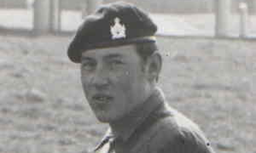 John Richardson als junger Soldat, 1973. 