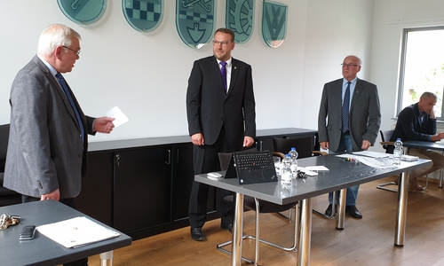 Der stellvertretende Samtgemeindebürgermeister Jörg Minkley (links) nimmt Gero Janze (Mitte) den Eid ab. Rechts Ratsvorsitzender Kurt Bartsch.