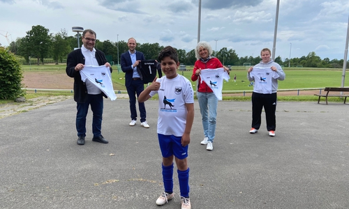Nachwuchskicker Nessim Basti (Mitte) vom TSV Wolfsburg freut sich über das neue Trikot. V.l.: Sabah Enversen (stellv. Aufsichtsratsvorsitzender WMG), Jens Hofschröer (Geschäftsführer WMG), Eldrid Sode (Inhaberin Fachmarkt Sport2000) und Kevin Schmidt (Trainer F-Jugend TSV Wolfsburg).