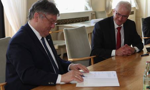 TU-Präsident Professor Joachim Schachtner (li.) und LBEG-Präsident Andreas Sikorski unterzeichnen die Kooperationsvereinbarung zum Nachbergbau.