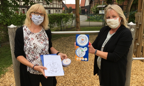 Kita-Leiterin Kirsten Mühlenkamp (rechts) freut sich über das Marken- zeichen „BewegungsKita“, das Carmen Frisch als Vertreterin der Nds. Turnerjugend der Kita Löwenzahn übergeben hat.