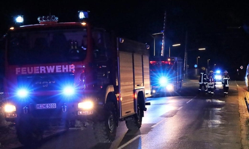 Die Feuerwehr suchte mit 35 Einsatzkräften nach dem unbekannten Opfer einer Zugkollision. 