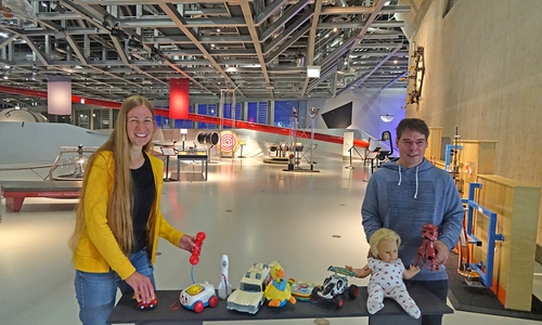 Volontärin Mareike Wiese und Dr. Christof Börner, Organisator des Kunstprojekts im phaeno mit den ersten Spielsachen.