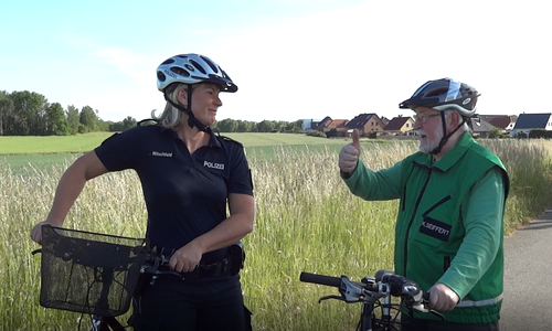 Silke Hitschfeld von der Polizeiinspektion Wolfsburg-Helmstedt und Klaus Seiffert von der Verkehrswacht Wolfsburg werben für die Aktion „ich trage Helm“.