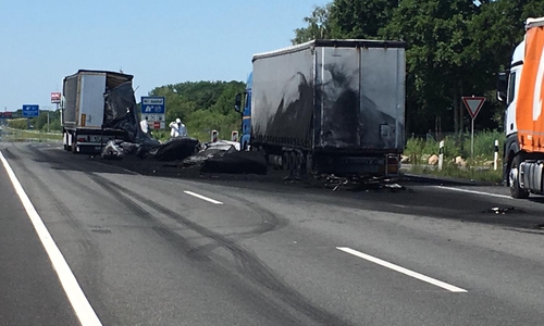 Der LKW hat Carbonatgranulat auf der Fahrbahn verteilt. 