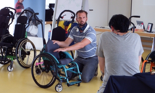 Auf dem Hilfsmittel-Workshop des DRK wurden auch Rollstühle für kleine Kinder vorgestellt – ein Thema für Experten
