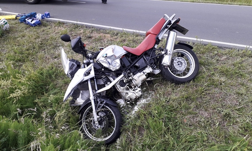 Der Fahrer des Motorrads wurde schwer verletzt.