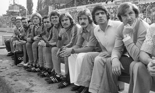 Für immer Legenden: Jaro Deppe, Danilo Popivoda, Dieter Zembski, Hartmut Konschal, Hans Jürgen Hellfritz, Ludwig Bründl, Uwe Hain, sowie Trainer Branco Zebec (v.r.).