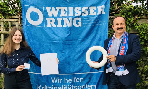 Stefanie Artelt-Tiede (links) wurde von Günther Koschig für ihre langjährige Arbeit beim Weissen Ring ausgezeichnet.