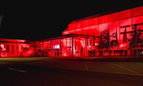 Der in Rot getauchte CongressPark in Wolfsburg.