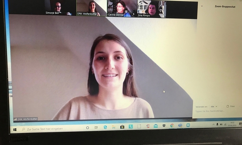 Anna-Lena Lohse, jüngste Mitarbeiterin im Beraterteam des DRK, sorgt für einen reibungslosen Ablauf der Webinare.