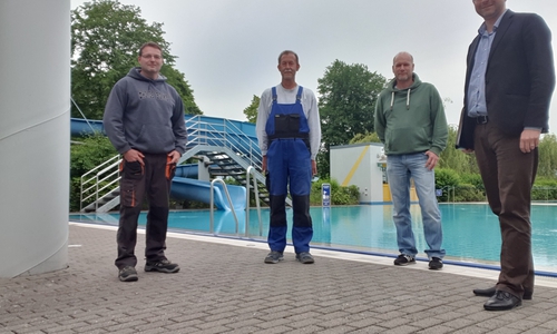 Von links: Trotz der Corona-bedingten Einschränkungen freuen sich Schwimmmeister Benno Richter, Andreas Birkner sowie Gemeindebürgermeister Ingo Geisler und Samtgemeindebürgermeister Marco Kelb auf die Freibadsaison 2020.
