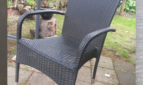 So sehen die gestohlenen Stühle aus. Ein gleichartiger Gartensessel wurde aus unbekannten Gründen zurückgelassen.