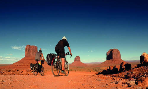 Dennis Kailing auf Radtour durch das Monument Valley.