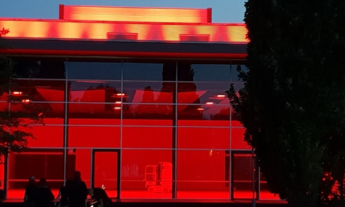 Die Gifhorner Stadthalle erstrahlt in Rot.