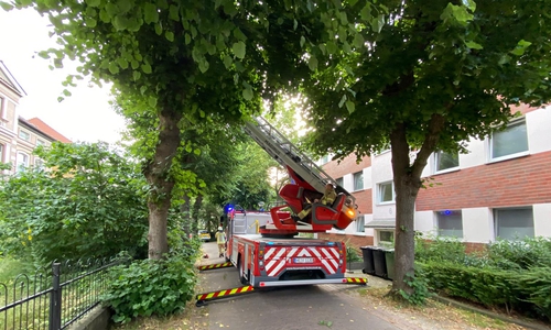 Die Feuerwehr unterstützte mit der Drehleiter.