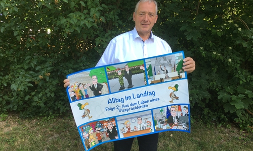 Frank Oesterhelweg mit den entworfenen Comis.