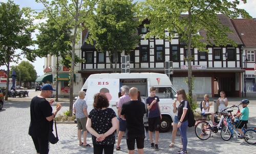 Das Eiscafé Rizzi verkaufte ihr Eis an die Wartenden.