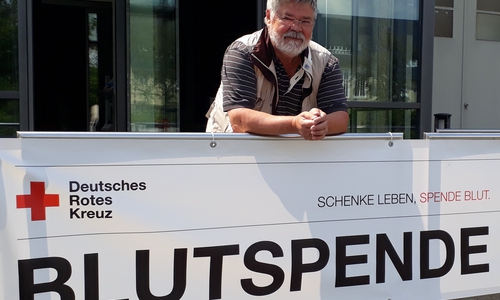 Das Foto zeigt Achim Liersch, der am 15. Juni zum 120. Mal Blut gespendet hat.