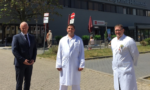 Dr. Stephan Singöhl mit Klinikgeschäftsführer Matthias Hahn und Ärztlichem Direktor Dr. Ralf Dörre.   